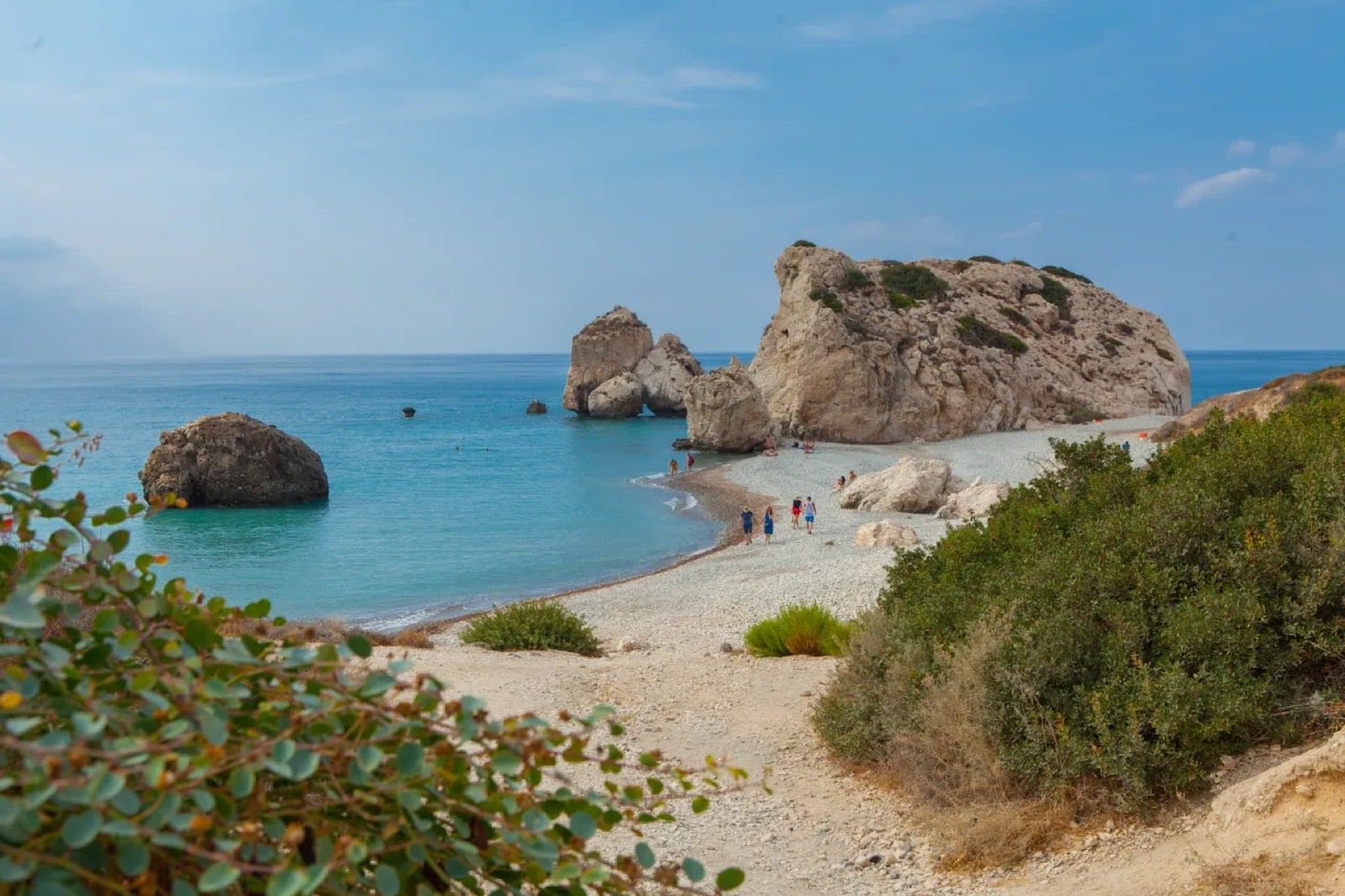 Het kiezelstrand van Petra tou Romiou met de rots van Aphrodite en turquoise zee