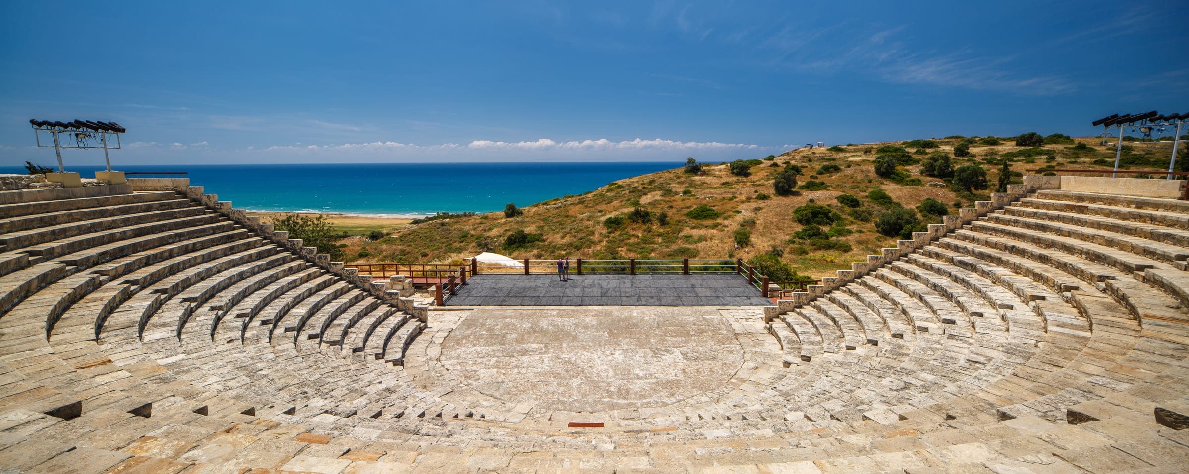 Het antieke theater van Kourion met uitzicht over de kust bij Limassol, Cyprus