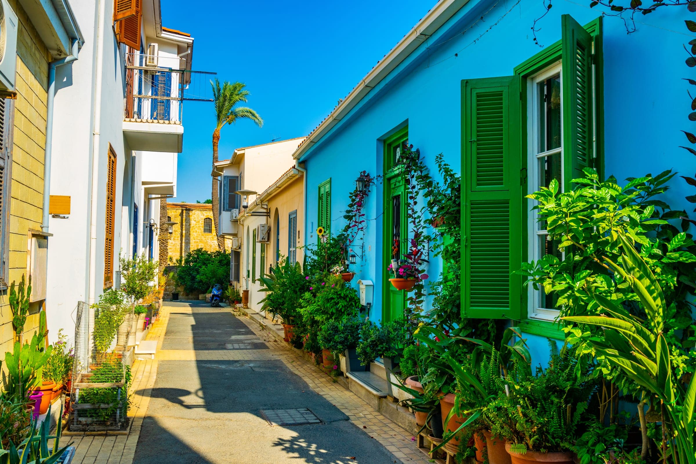 Kleurrijke woonstraat met bloemen en luiken in de oude stad van Nicosia, Cyprus