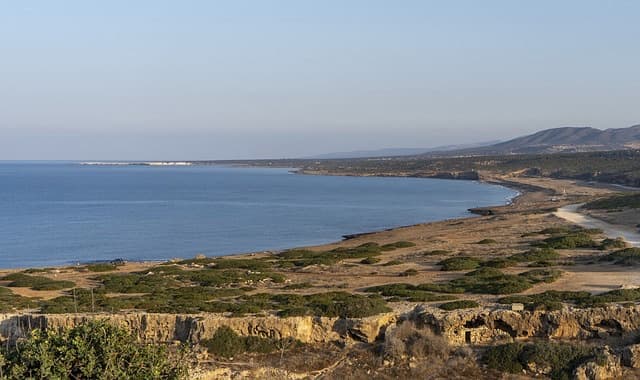 Wandelpad met panorama over de kust van het Akamas-schiereiland, Cyprus