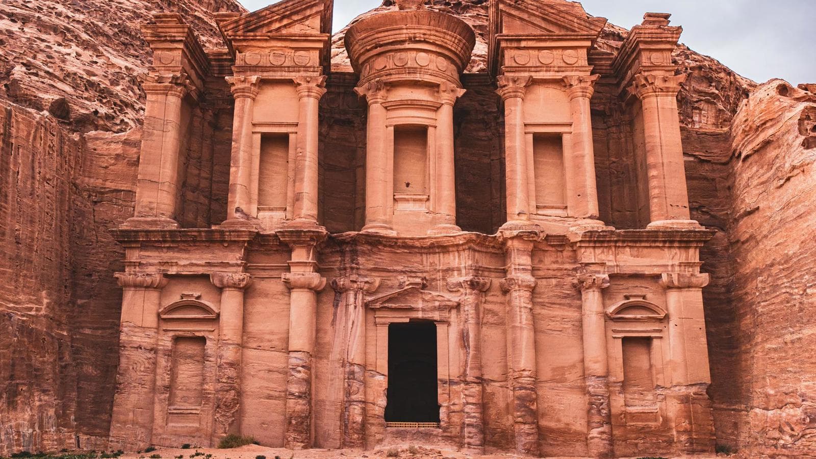 Het klooster van Petra tussen de rotsen in Jordanië
