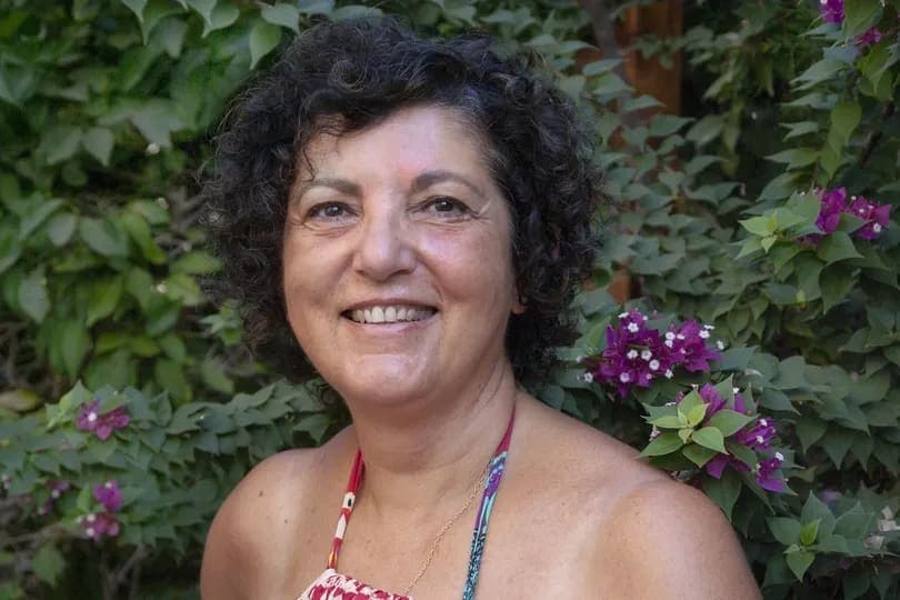 Niki Verkaik, oprichter van Oleander Travel, voor een bloeiende bougainvillea op Cyprus